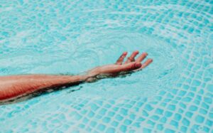 Is het veilig om in een troebel zwembad te zwemmen