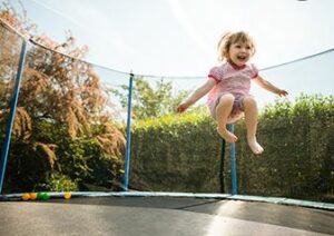 Hoe maak je een trampoline veiliger voor kinderen