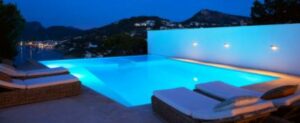 Huis met zwembad en nachtverlichting