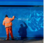 Graffiti verwijderen met een hogedrukreiniger