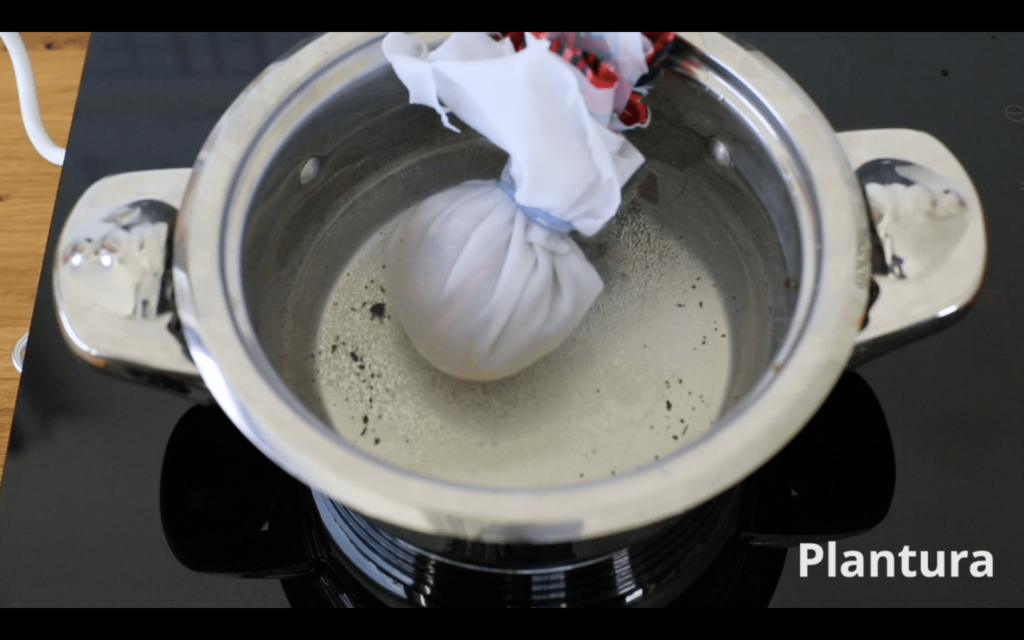 Ei in pot met water en azijn