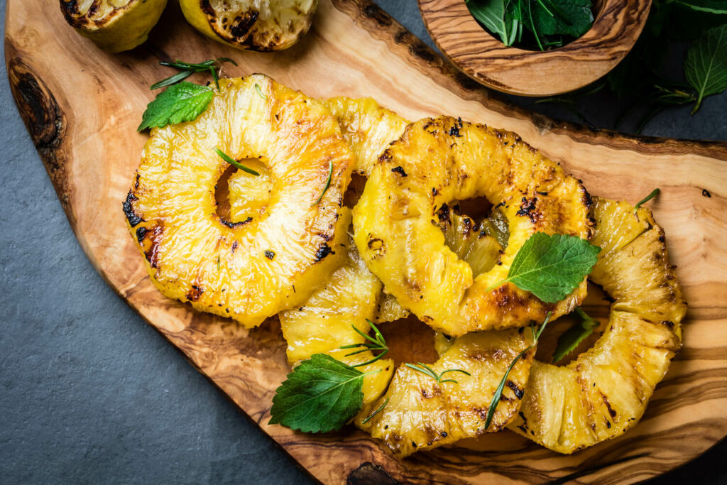 Munt op gegrilde ananas