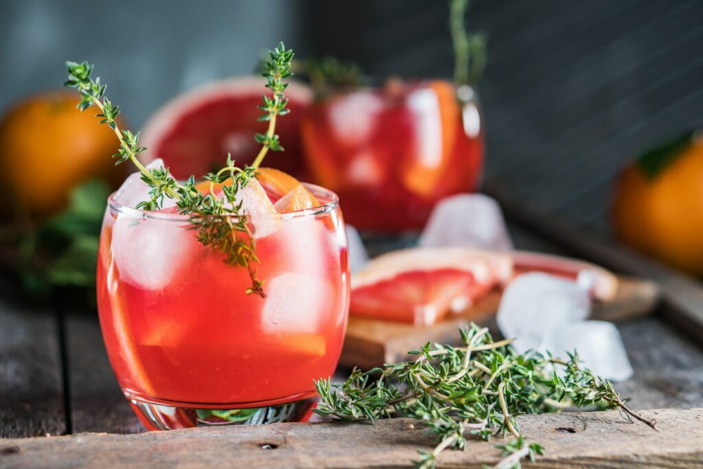 Cocktail met grapefruit en tijm