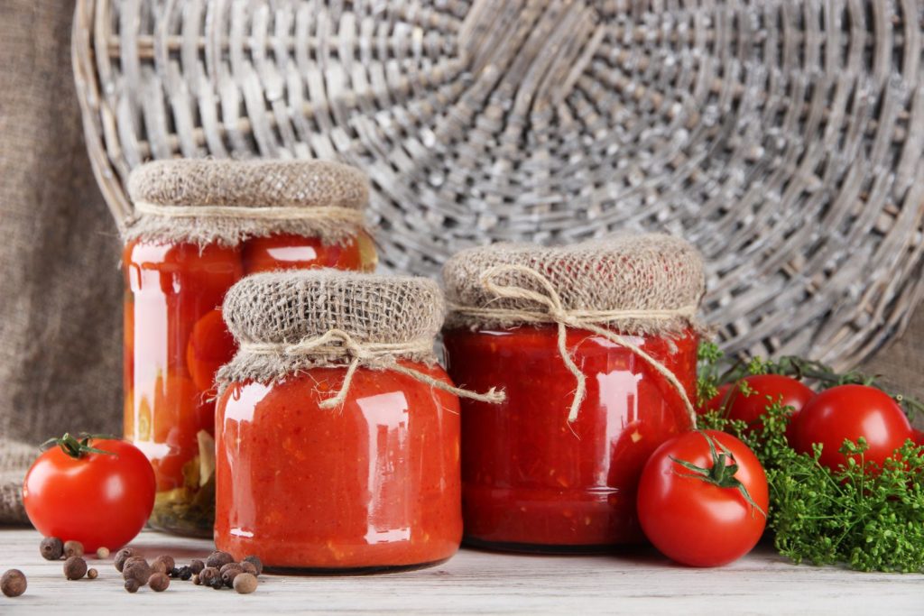 Ingemaakte tomaten in inmaakpotten