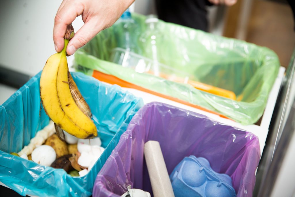 Bananenschil in vuilnisbak gegooid