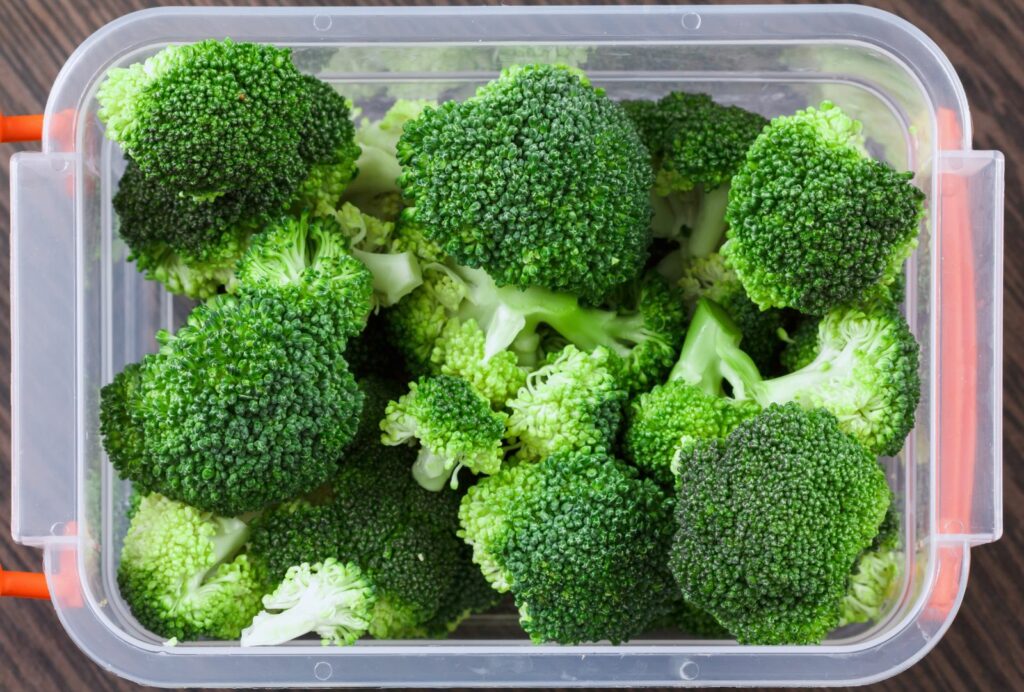 Broccoliroosjes in een plastic doosje