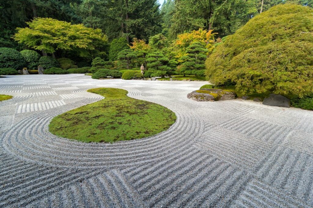 Patronen in het grind in de Zen-tuin