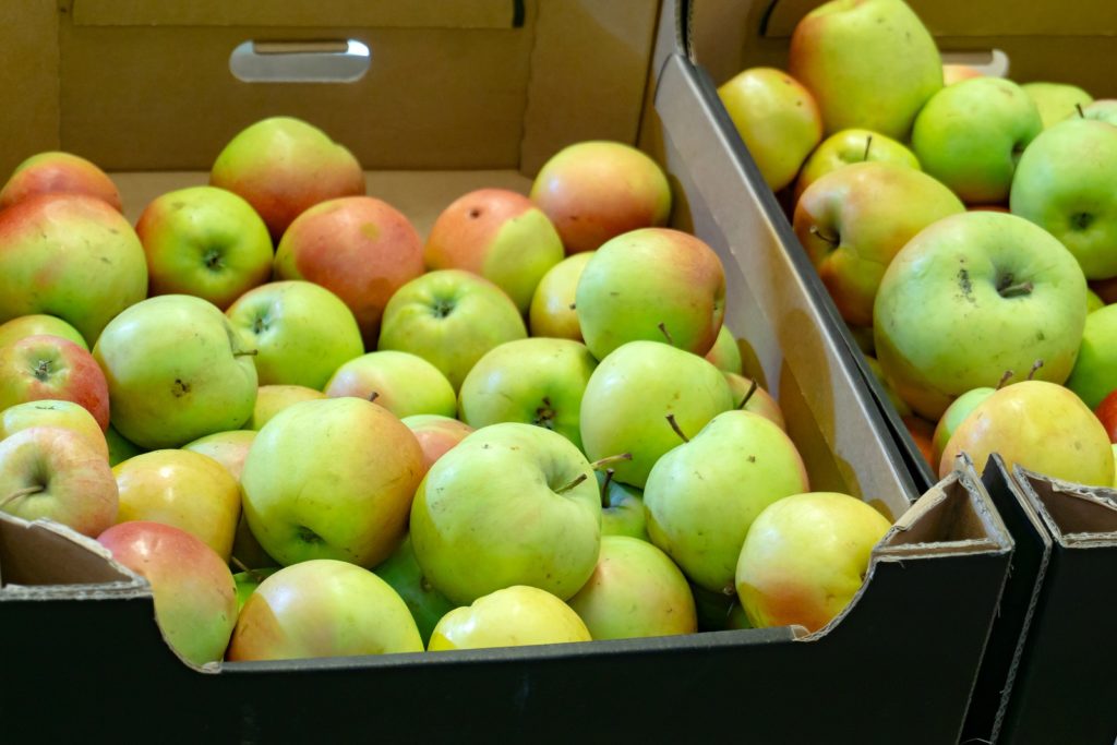 Appels in supermarktkarton