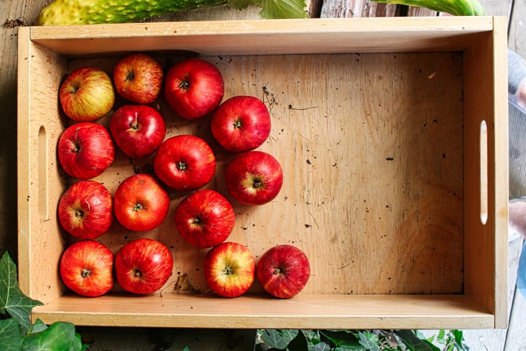 Appels liggen in houten kist