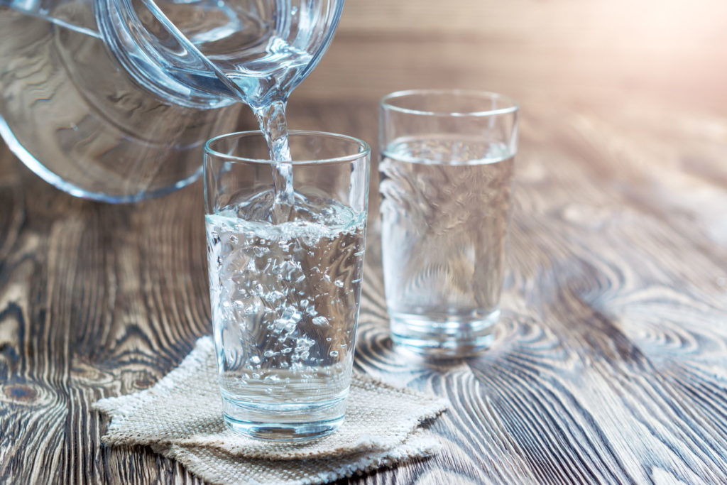 Twee volle glazen water op een houten tafel
