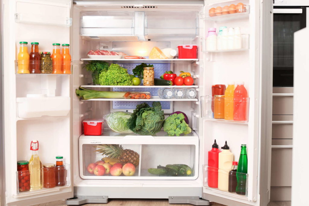 Open koelkast vol met voedsel