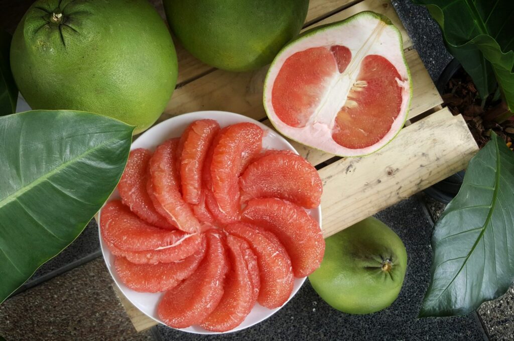 Geschilde pomelo met rood vruchtvlees