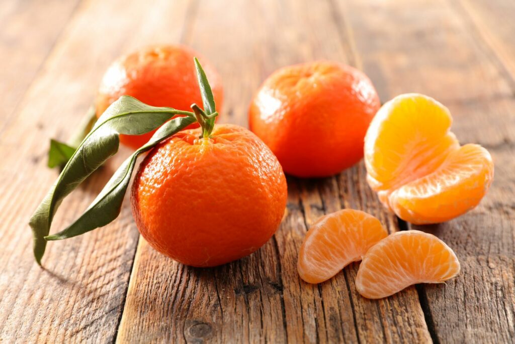 Rijpe clementines gepeld