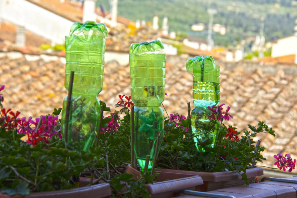 Water geven met plastic flessen