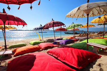 Kleurrijke paraplu's in Aziatische stijl op een strand