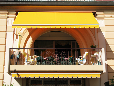 Balkon met gele luifel