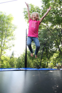 Kind springt op trampoline