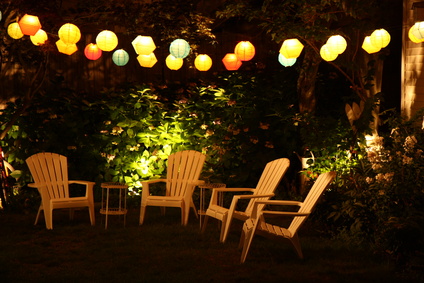 Lampion lichtobject in de tuin met zitje