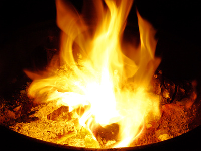 Brandend vuur in een vuurschaal
