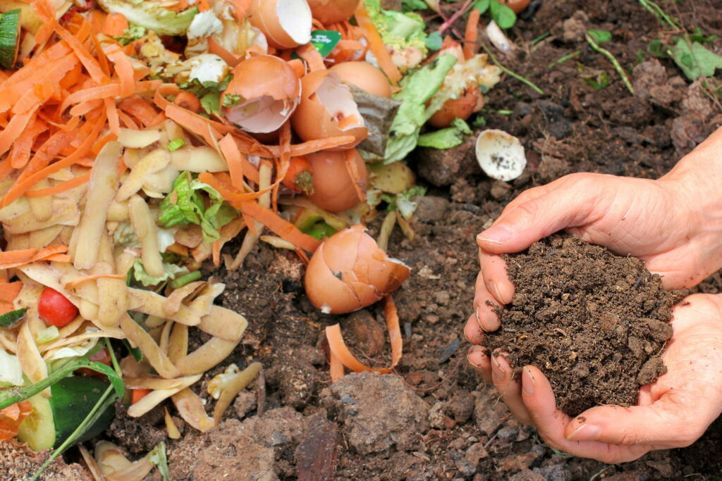 Composthoop met handen