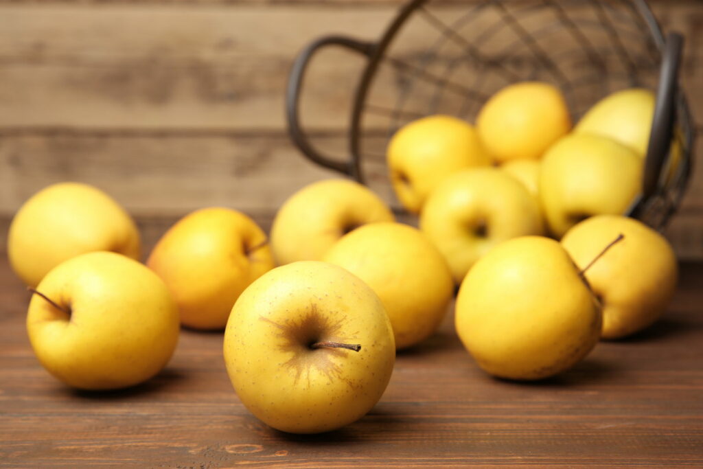 Gele appels in mand op tafel