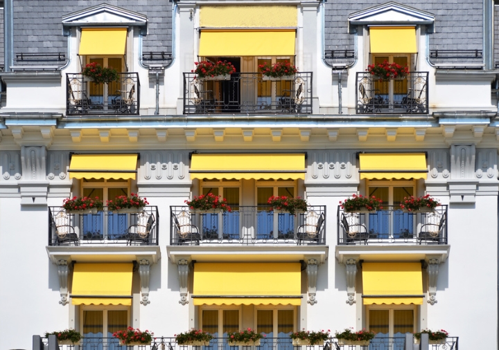 Luxe hotel met gele luifels