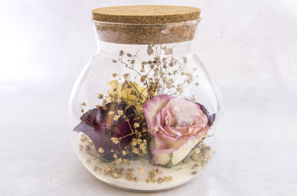 Geconserveerde roos in een glas met deksel