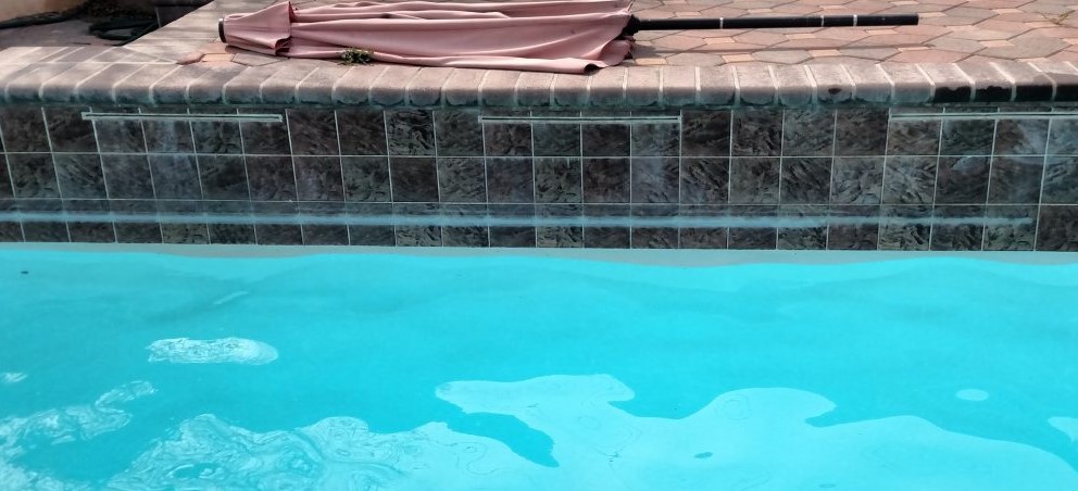 Kalkaanslag op zwembadtegels